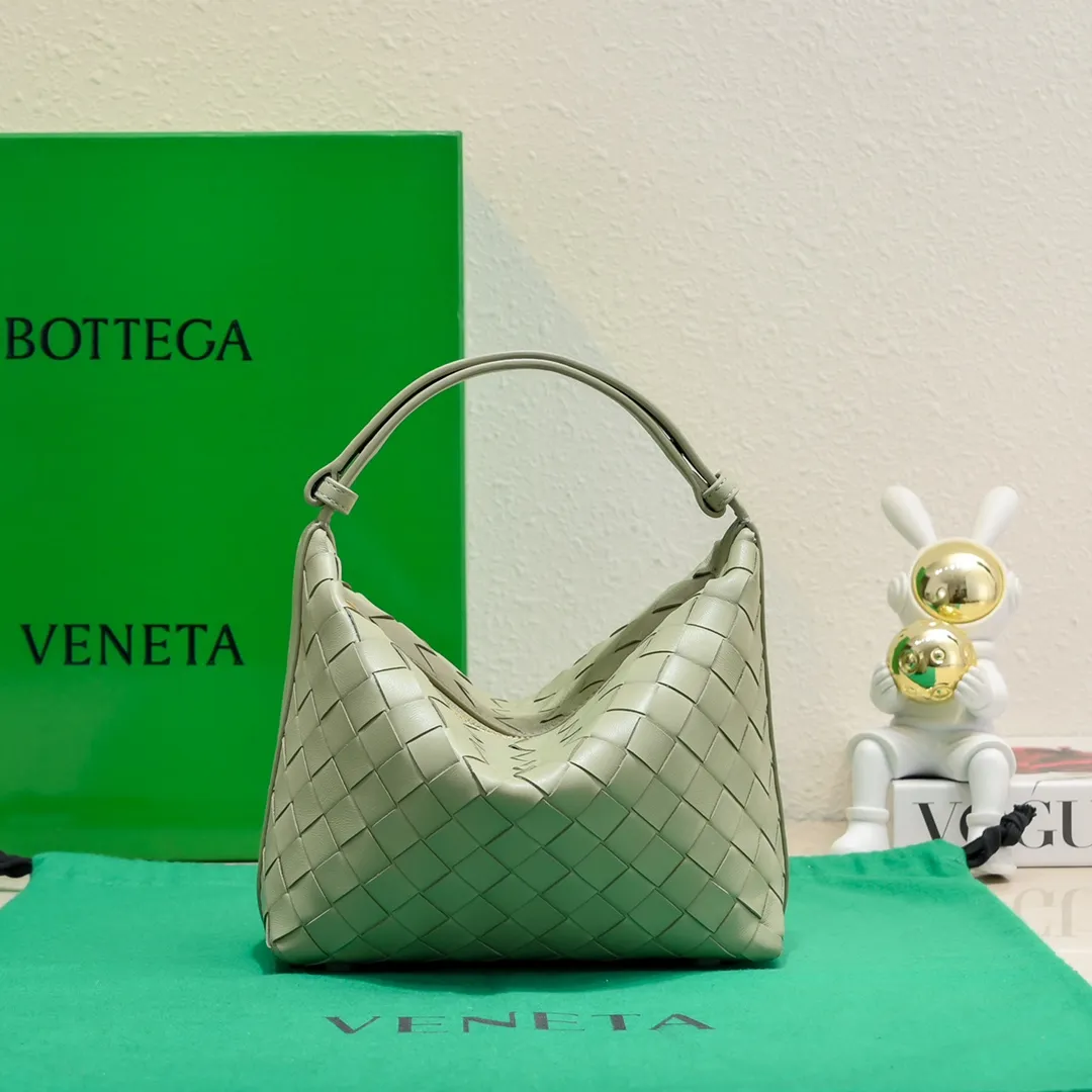 Batch 1360 #BvWallace Shoulder Lunch Bag 🔥 A lunch box bag that you can just grab and go. It is made of classic intrecciato weaving technology and reflects the craftsmanship of Bottega. The entire bag is made of top-grade happa lambskin. It is very soft and lightweight. The small bag shape is cute and exquisite. The interior capacity is also very large and can be carried under the arm. It is quite practical! The bottom of the bag is made of gold metal to prevent wear and tear. The details are really good! Choose this elegant commuting bag for Zaoba people~ Size: 22x13x9.5, model number; 7748#